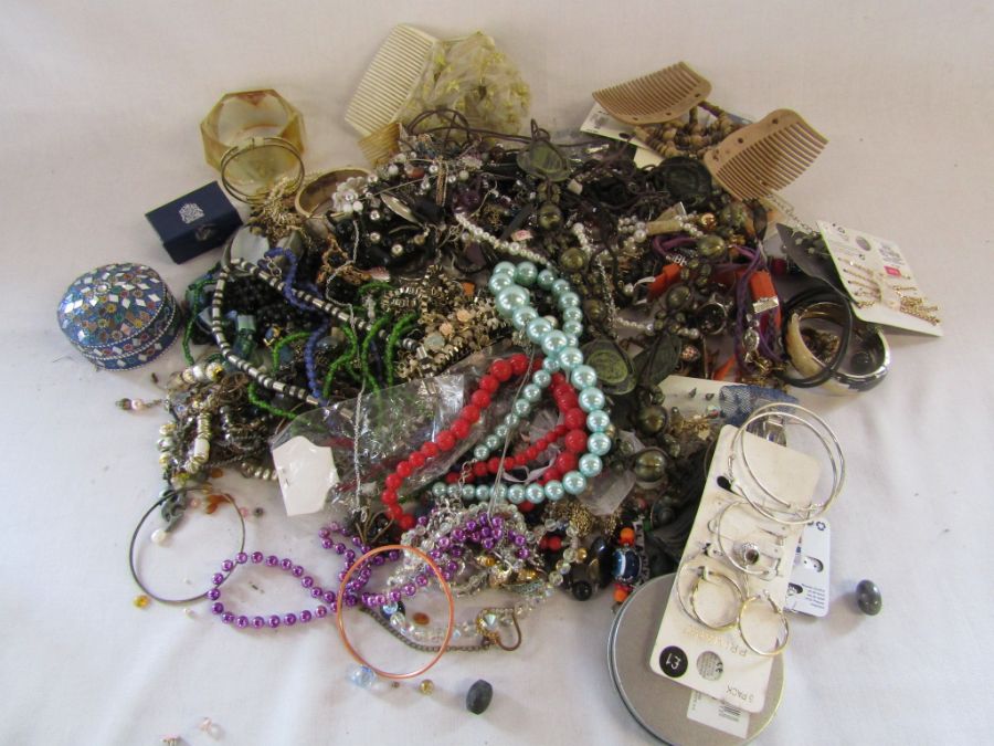 Mixed selection of costume jewellery