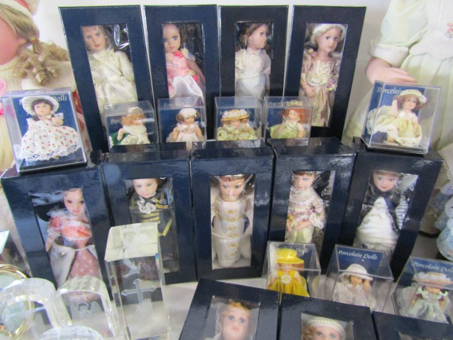 Boxed Atlas porcelain doll collection to include Duchess of Cambridge all appear to be with - Image 4 of 12