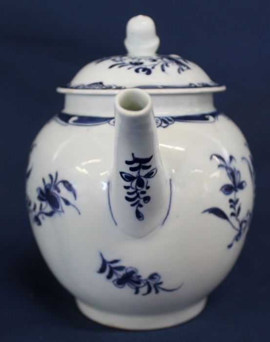 18th century Lowestoft porcelain blue & white teapot with cover painted with the Mansfield pattern - Image 4 of 13