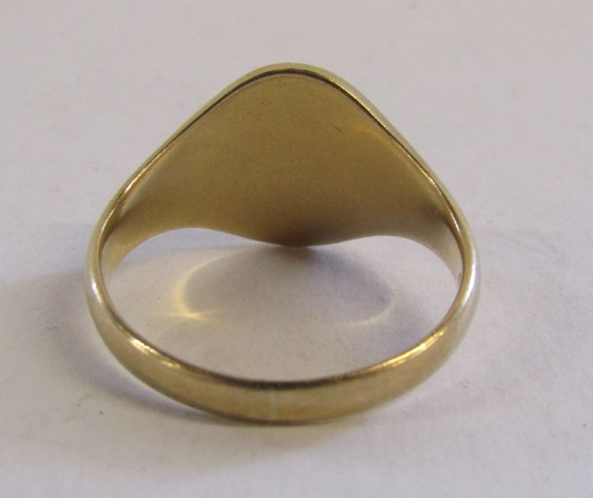 9ct gold signet ring total weight 7.2g ring size V and an 18ct gold and platinum ring total weight - Image 3 of 7