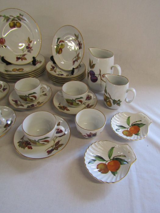 Royal Worcester 'Evesham' dinner service to include plates, bowls, jugs etc - Image 5 of 5