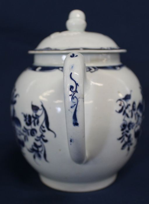 18th century Lowestoft porcelain blue & white teapot with cover painted with the Mansfield pattern - Image 2 of 13