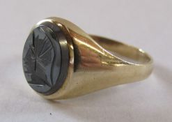 9ct gold signet ring with centurion head design - total weight 3.6g - ring size T/U