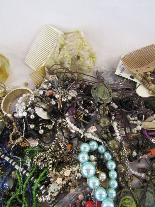 Mixed selection of costume jewellery - Image 4 of 6