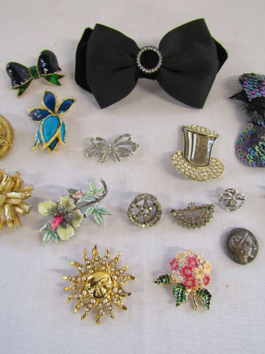 Selection of brooches to include Joan Rivers, Boucher, Butler & Wilson, Sphinx etc also includes a - Image 3 of 9