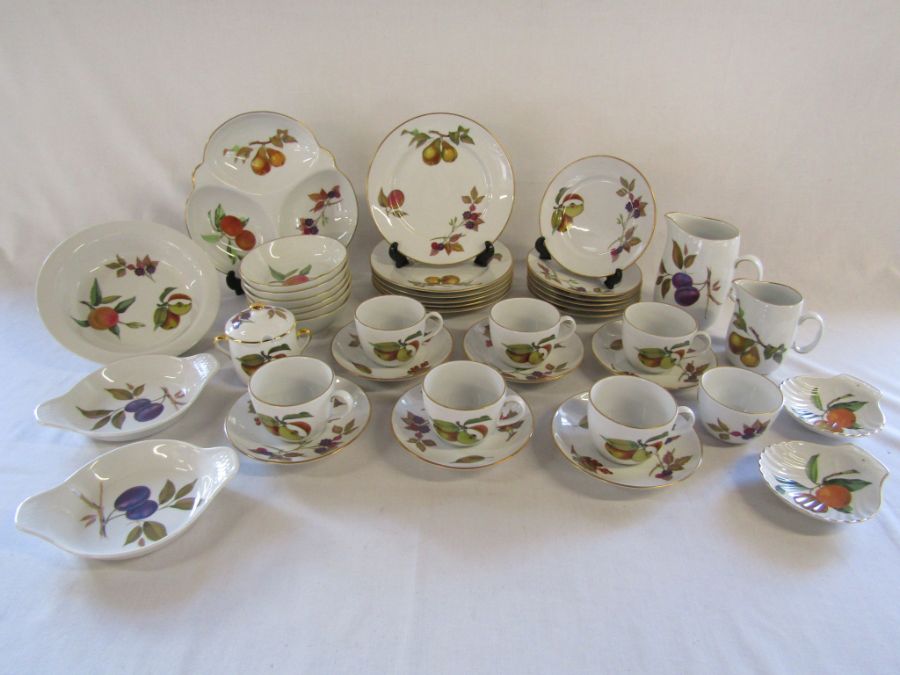 Royal Worcester 'Evesham' dinner service to include plates, bowls, jugs etc
