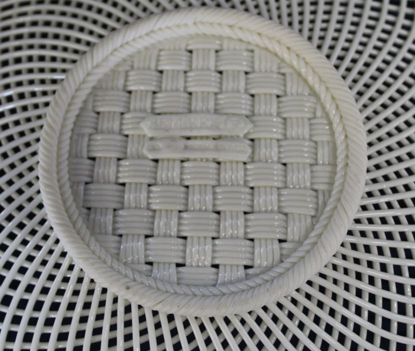 Belleek Irish porcelain basket weave plate diam. 26cm - Image 3 of 3