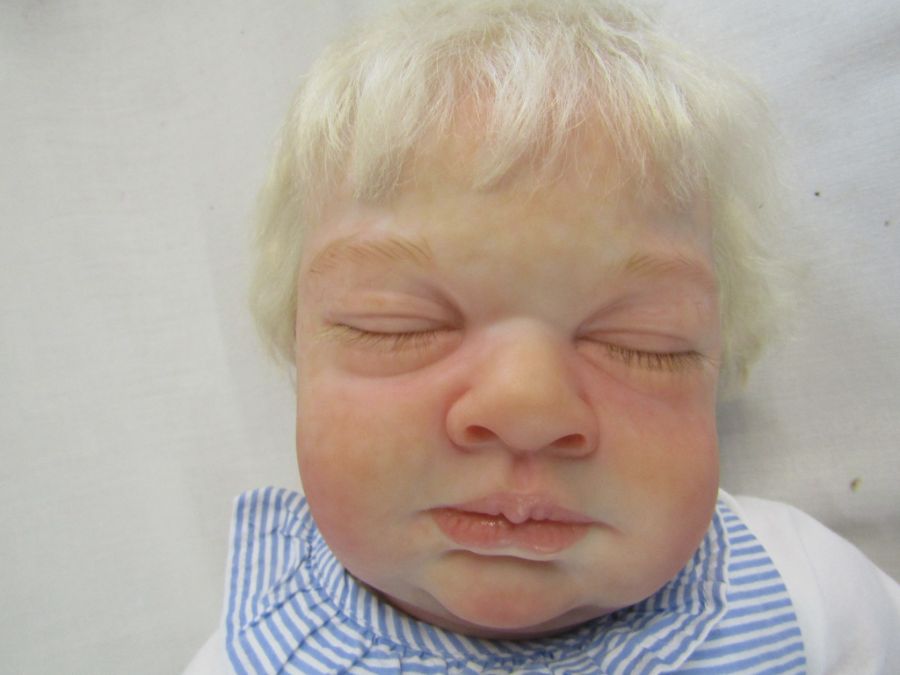 2 Reborn baby dolls - 21" weighted doll with closed eyes and pale blonde hair and an 18" limited - Image 5 of 14