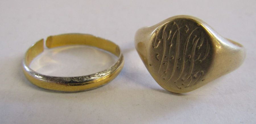 9ct gold signet ring total weight 7.2g ring size V and an 18ct gold and platinum ring total weight