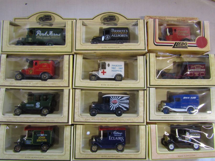 Selection of boxed collector cars - Image 2 of 5