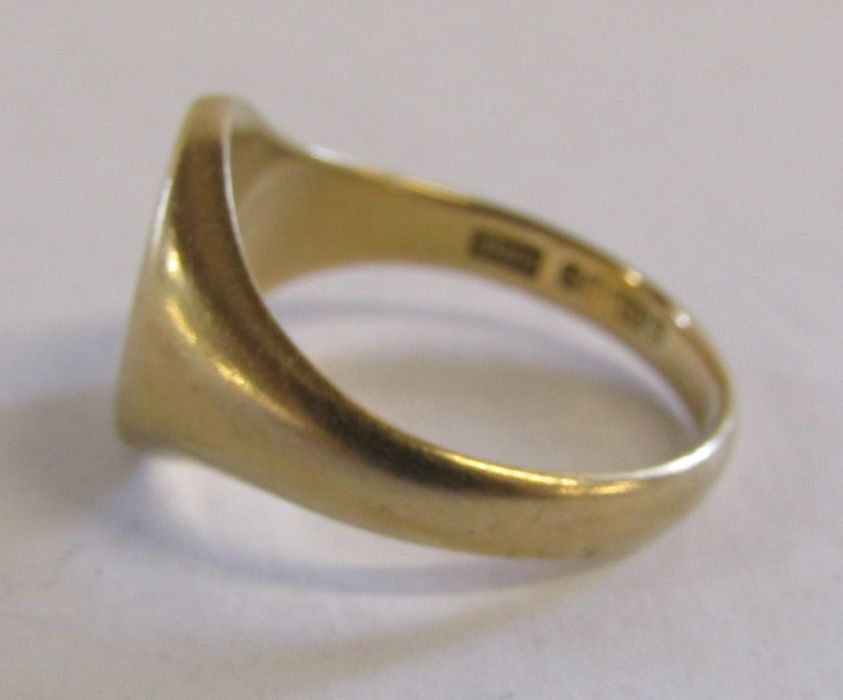 9ct gold signet ring total weight 7.2g ring size V and an 18ct gold and platinum ring total weight - Image 2 of 7