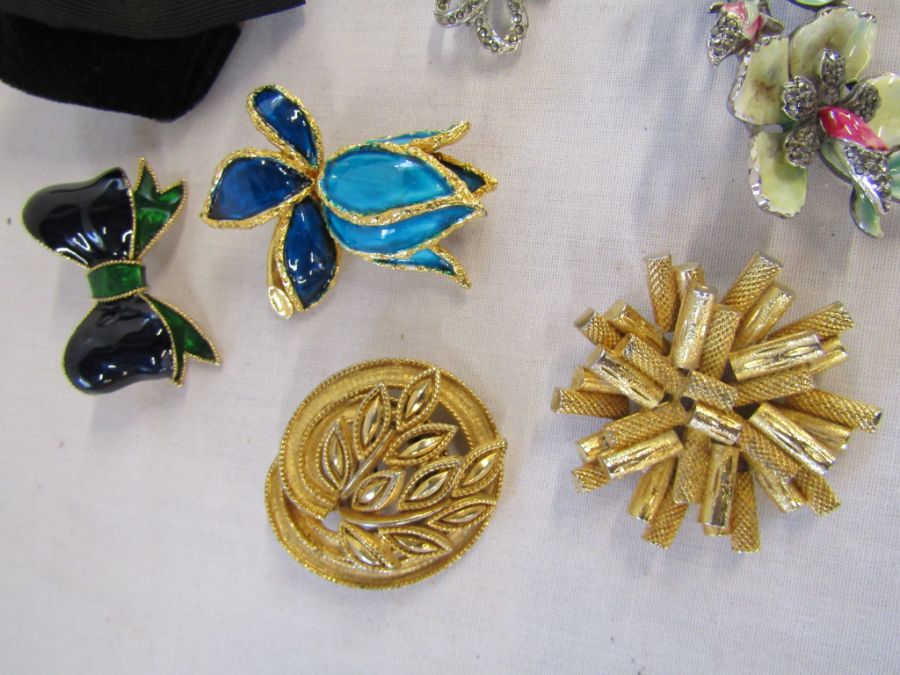 Selection of brooches to include Joan Rivers, Boucher, Butler & Wilson, Sphinx etc also includes a - Image 2 of 9