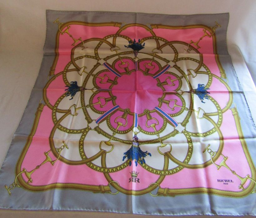 Boxed Diana de Silva green patterned silk scarf, Diana de Poitiers silk scarf and Richel silk - Image 5 of 9