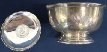 Small sterling silver pin dish set with 1971 Hong Kong one dollar coin in presentation box (1.44ozt)