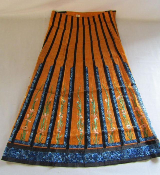Chinese silk embroidered skirt approx. 77.5cm x 125cm - Image 10 of 12