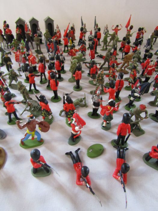 Large quantity of 1960's Britain's and Airfix plastic soldiers and figures - Image 3 of 6