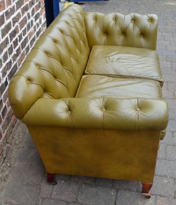 Two seater Chesterfield sofa in olive green leather - Image 3 of 4