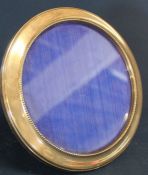 Broadway & Co circular silver easel photograph frame Birmingham 1995, 17cm dia