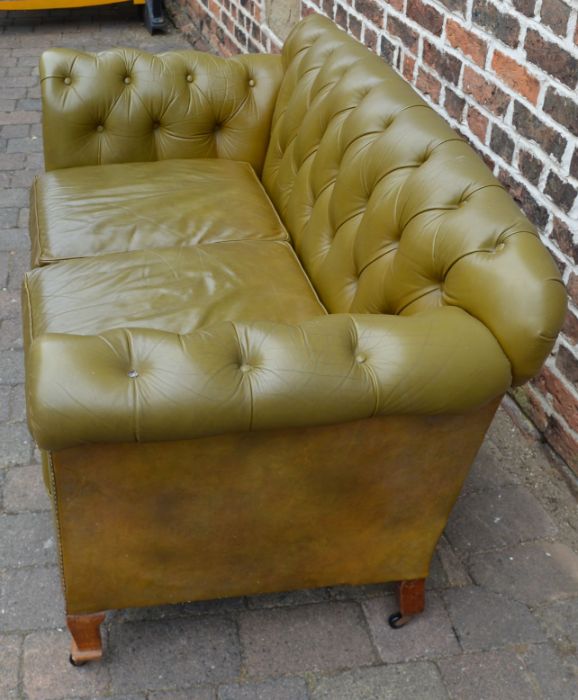 Two seater Chesterfield sofa in olive green leather - Image 4 of 4