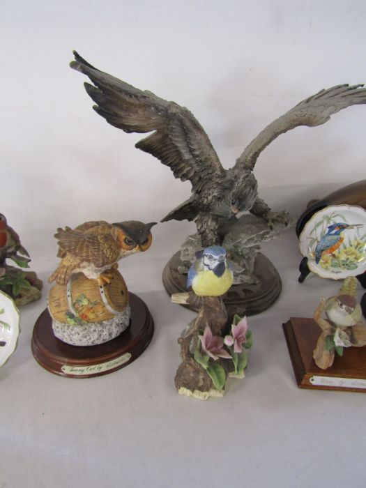 Bird ornaments including Capodimonte Giusepe Armani resin eagle, Kowa robin and blue Tits, Aynsley - Image 3 of 5