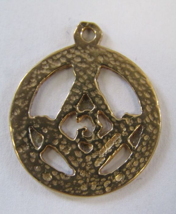 3 pendants - 9k QVC set with citrine, 9ct gold with Masonic design and 9ct gold cross Greenwich - Image 5 of 6