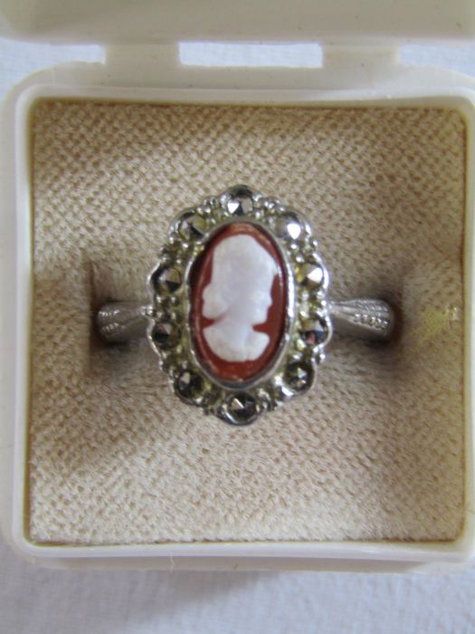 Stratton compact as new, 2 white metal trinket boxes with pheasant design and a white metal ring - Image 3 of 8