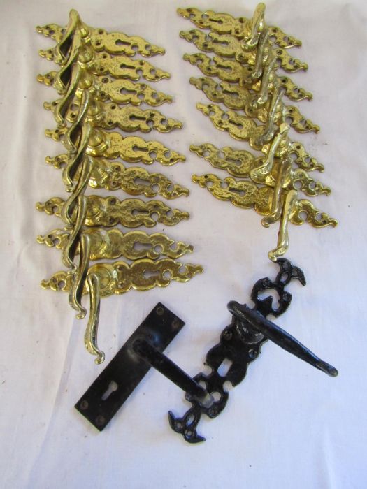 Large collection of brass hinge plates and scroll door handles also includes a set of iron hinge - Image 6 of 7