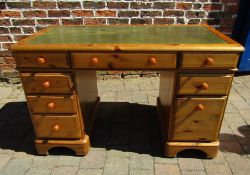 Ducal pine kneehole desk with green leather top approx. 122cm x 76cm x 62cm