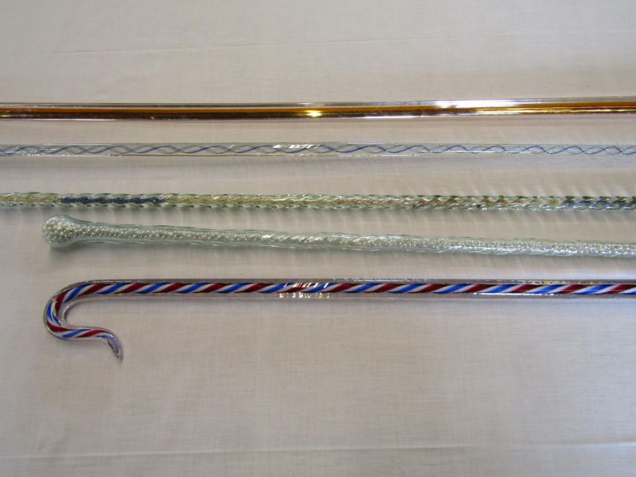 5 glass walking canes - clear glass Shepherd's crook with bold opaque white, red and blue spiralling - Image 3 of 4