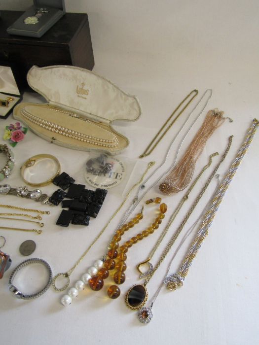 2 boxes of costume jewellery to include Lotus faux pearl set with silver clasp, brooches, earrings - Image 5 of 9