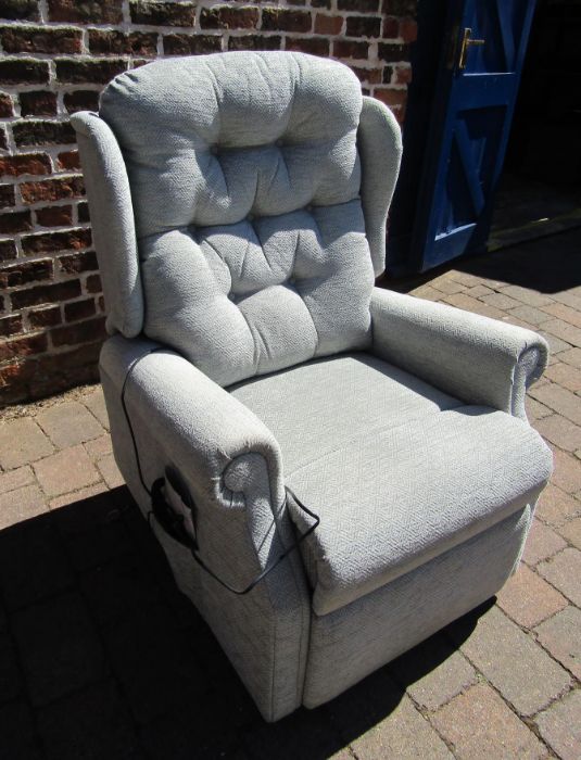 Celebrity Woburn fabric electric rise and recline chair - Image 3 of 4