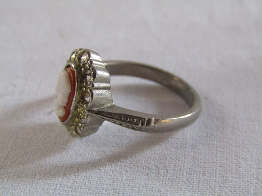 Stratton compact as new, 2 white metal trinket boxes with pheasant design and a white metal ring - Image 4 of 8