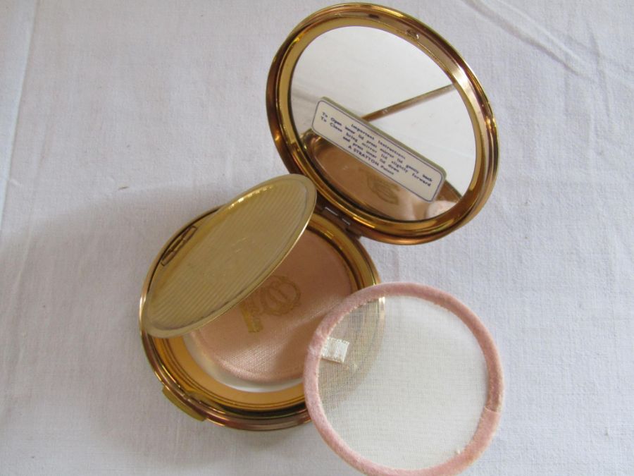 Stratton compact as new, 2 white metal trinket boxes with pheasant design and a white metal ring - Image 7 of 8