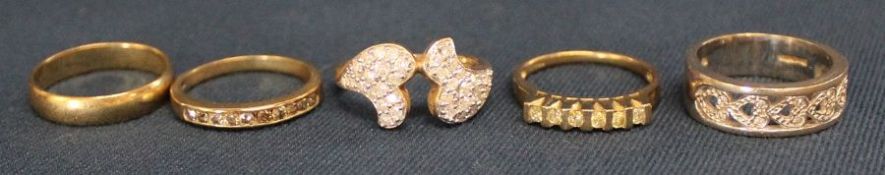 9ct gold band 1.92g size P & 4 x 9ct gold diamond set rings 13.82g