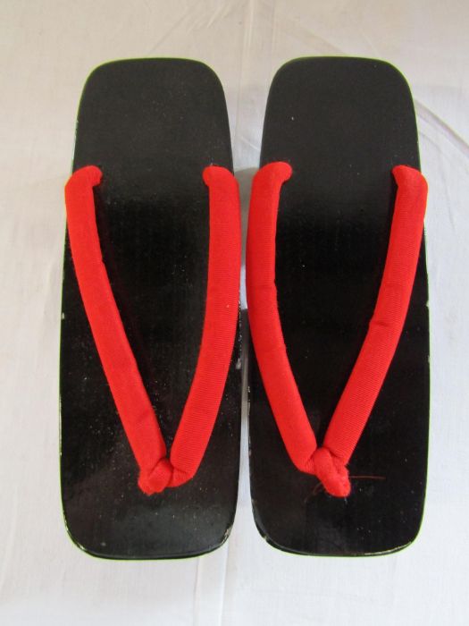 Kimonos with accessories including footwear and Yukata styled bow and an Obi - Image 5 of 10