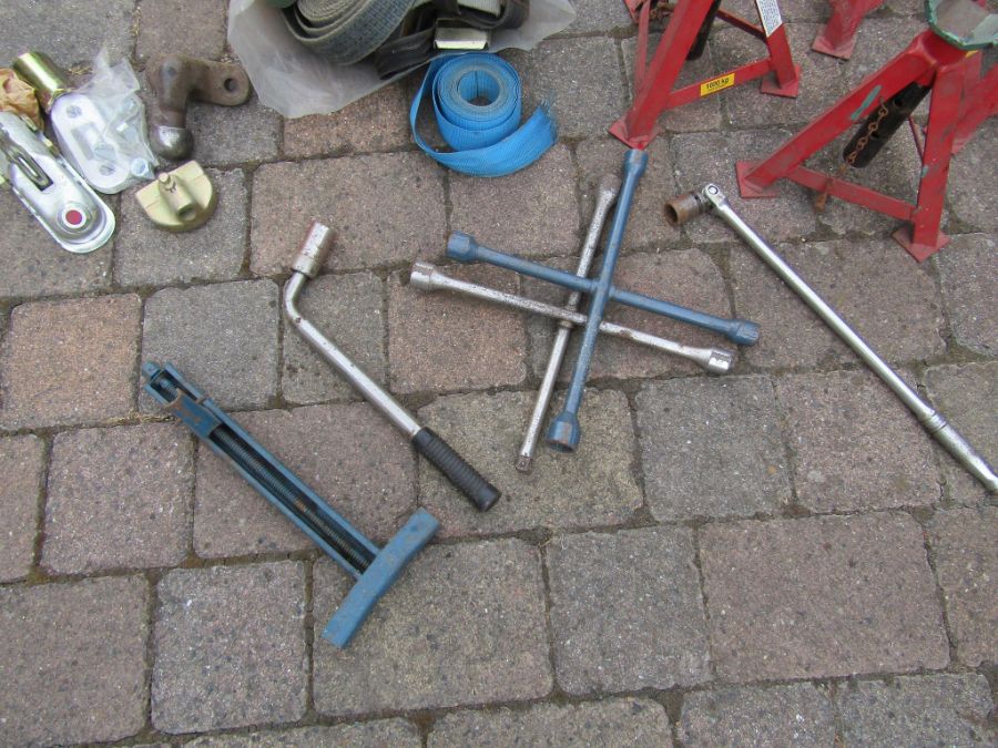 2 pairs of axle stands, a bag of mixed ratchets and straps, towing hitch and wheel braces etc - Image 5 of 5