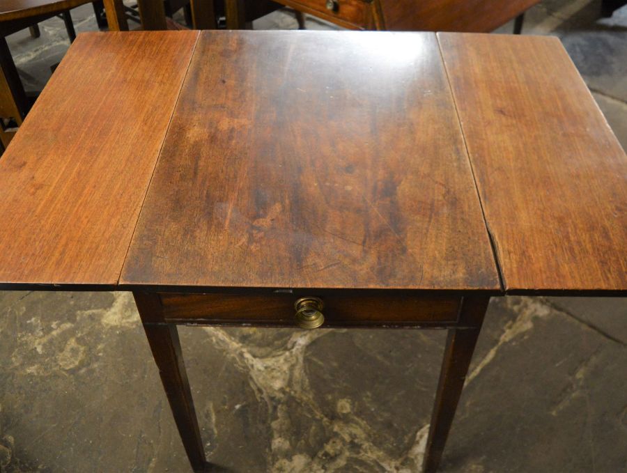 Georgian mahogany drop leaf table 121cm by 84cm - Image 2 of 2