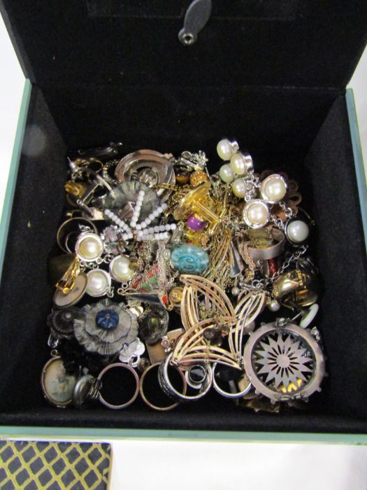 2 boxes of costume jewellery to include Lotus faux pearl set with silver clasp, brooches, earrings - Image 8 of 9