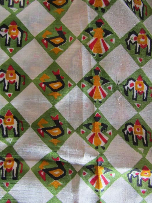 Very large silk scarf (possibly sari) depicting elephants, cockerels and dancers - Image 3 of 3