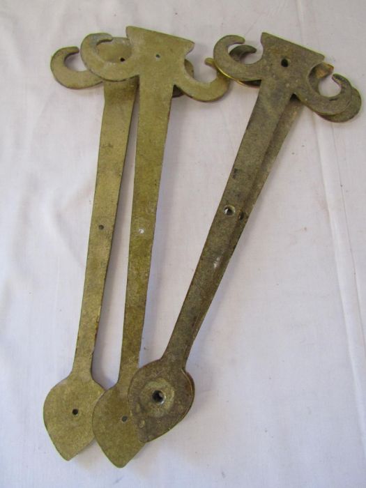 Large collection of brass hinge plates and scroll door handles also includes a set of iron hinge - Image 7 of 7