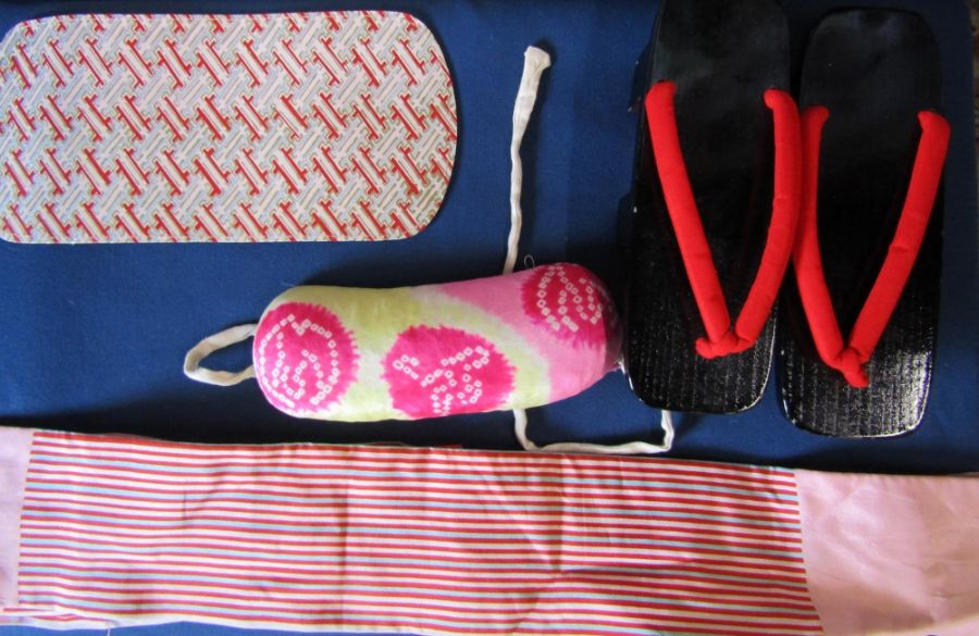 Kimonos with accessories including footwear and Yukata styled bow and an Obi - Image 4 of 10