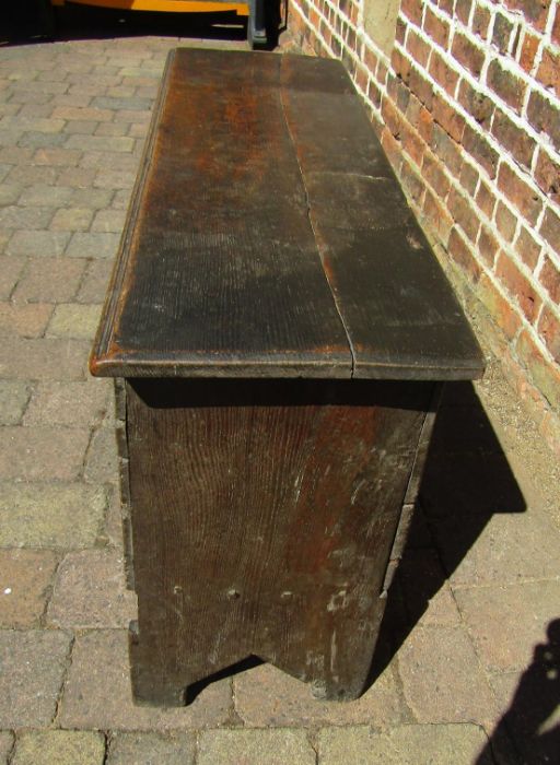 17th Century oak coffer - 6 plank chest - approx. 101cm x 60cm x 35cm - Image 3 of 4