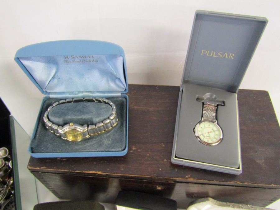 2 boxes of costume jewellery to include Lotus faux pearl set with silver clasp, brooches, earrings - Image 6 of 9