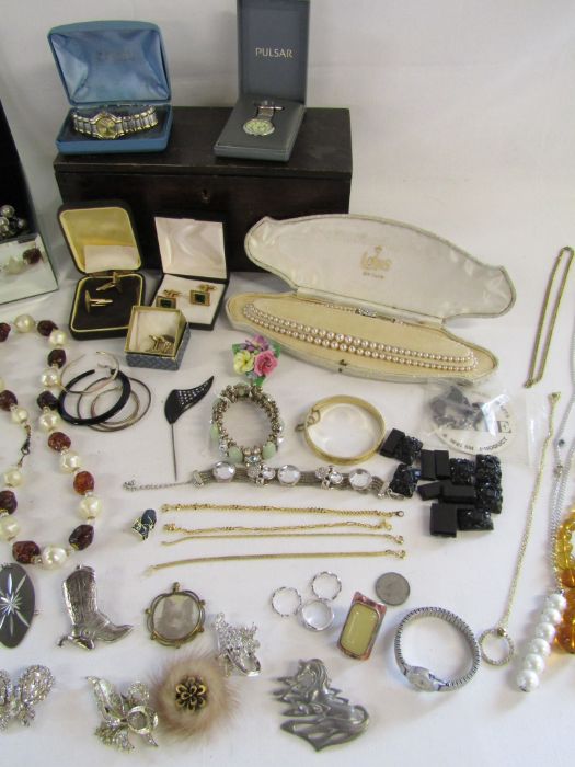 2 boxes of costume jewellery to include Lotus faux pearl set with silver clasp, brooches, earrings - Image 4 of 9