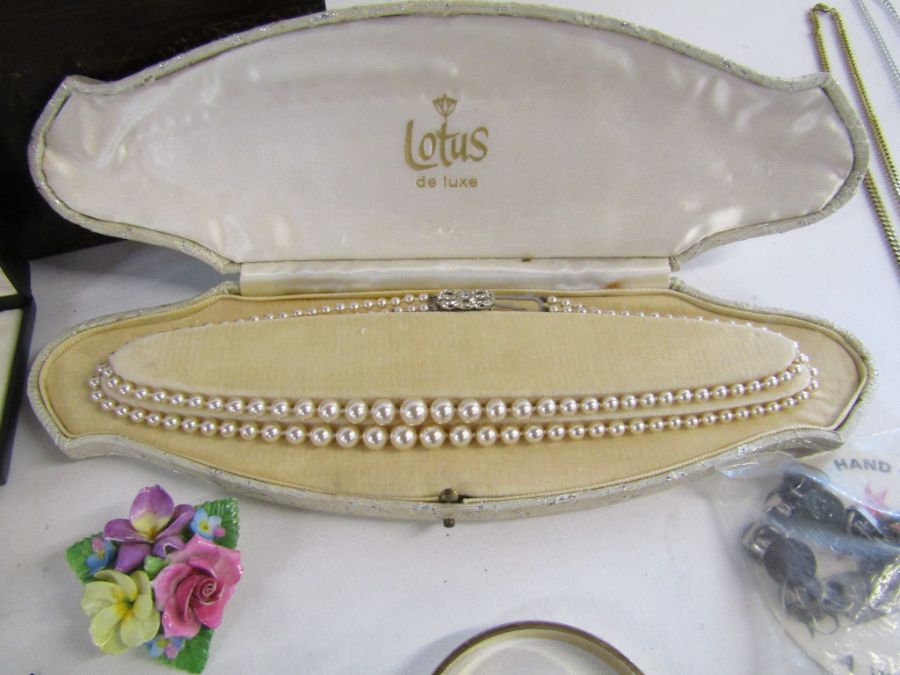 2 boxes of costume jewellery to include Lotus faux pearl set with silver clasp, brooches, earrings - Image 7 of 9