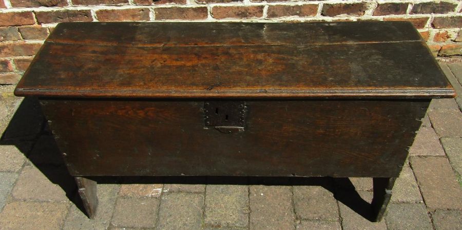 17th Century oak coffer - 6 plank chest - approx. 101cm x 60cm x 35cm - Image 2 of 4