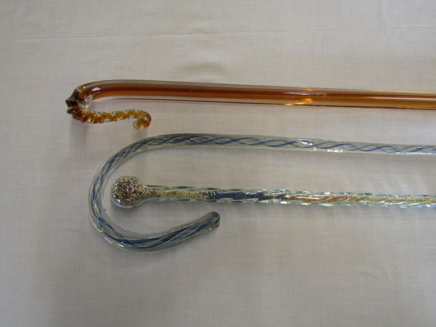 5 glass walking canes - clear glass Shepherd's crook with bold opaque white, red and blue spiralling - Image 4 of 4