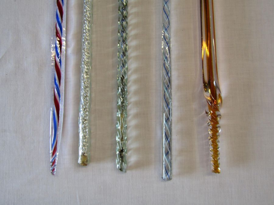 5 glass walking canes - clear glass Shepherd's crook with bold opaque white, red and blue spiralling - Image 2 of 4