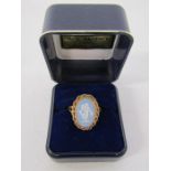 9ct gold ring with Wedgwood cameo - ring size P - total weight 3.70g