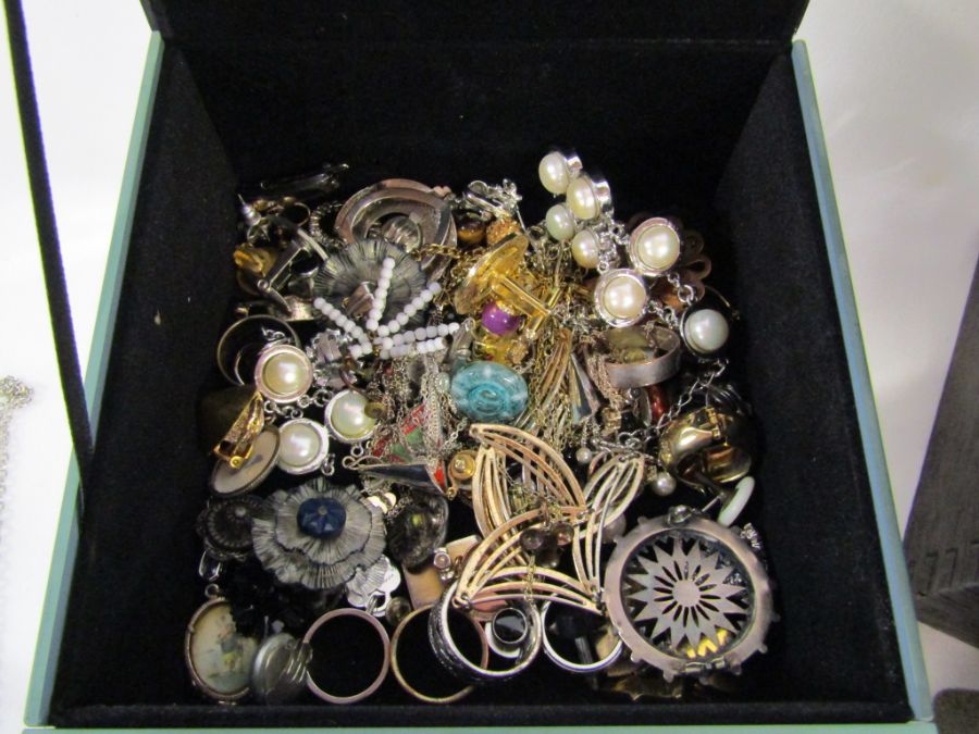 2 boxes of costume jewellery to include Lotus faux pearl set with silver clasp, brooches, earrings - Image 9 of 9